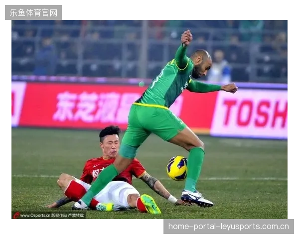 武磊反越位成功推射破网：在光影里奔跑的瞬间与坚持