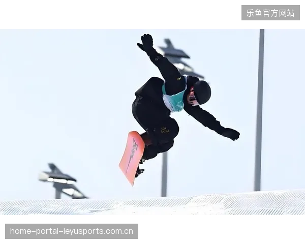 滑雪速降赛新手挑战极限线，险中取胜成传奇